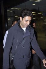 Abhishek Bachchan returns to Mumbai, Big B and Ash come to receive on 6th Oct 2012 (5).JPG
